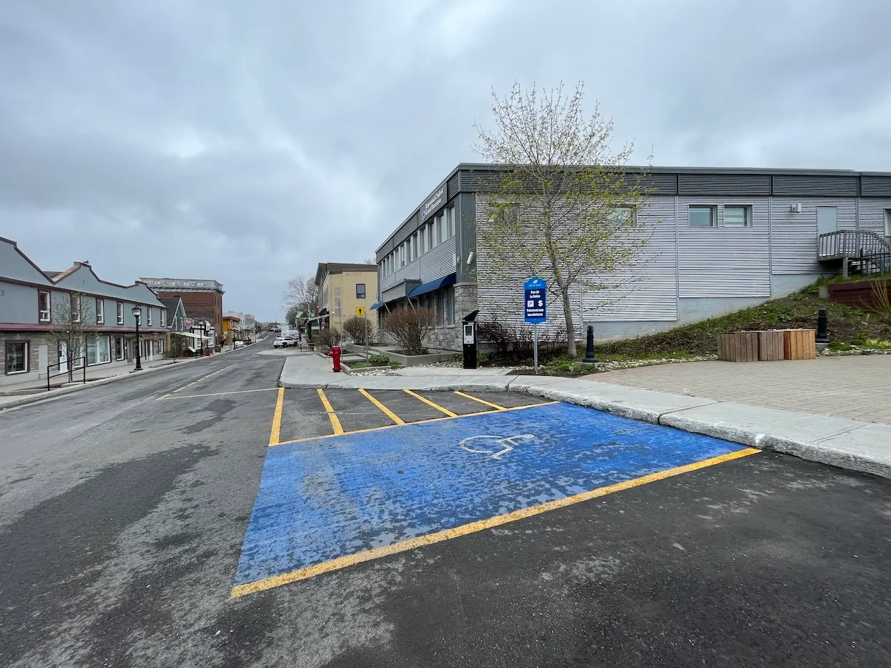 Espace de stationnement réservé - Parc Yvette-Bossé sur la rue de la Reine