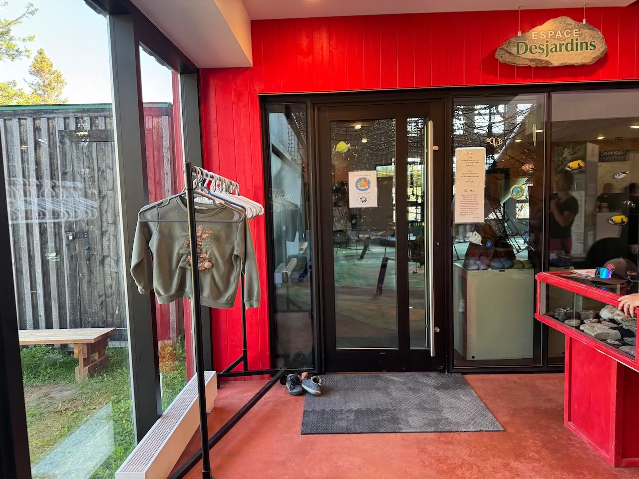 Entrée vers l'Espace Desjardins - Salle de jeux