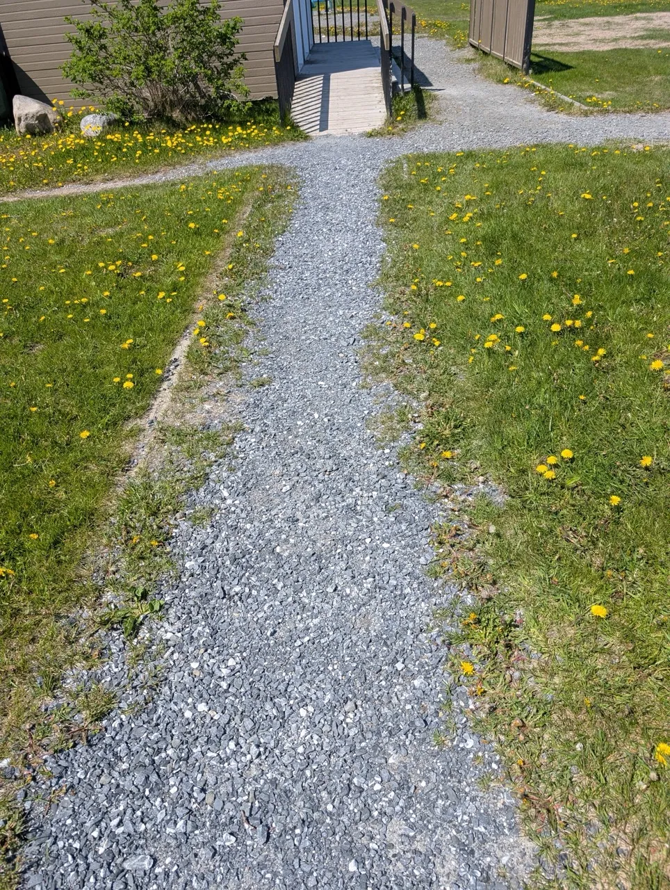 Chemin menant vers les toilettes