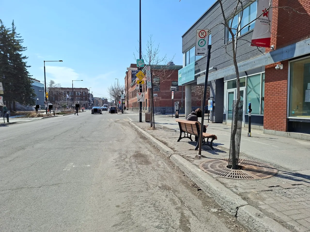 Parking and drop-off - On the street - In front of Hochelaga-Maisonneuve CLSC