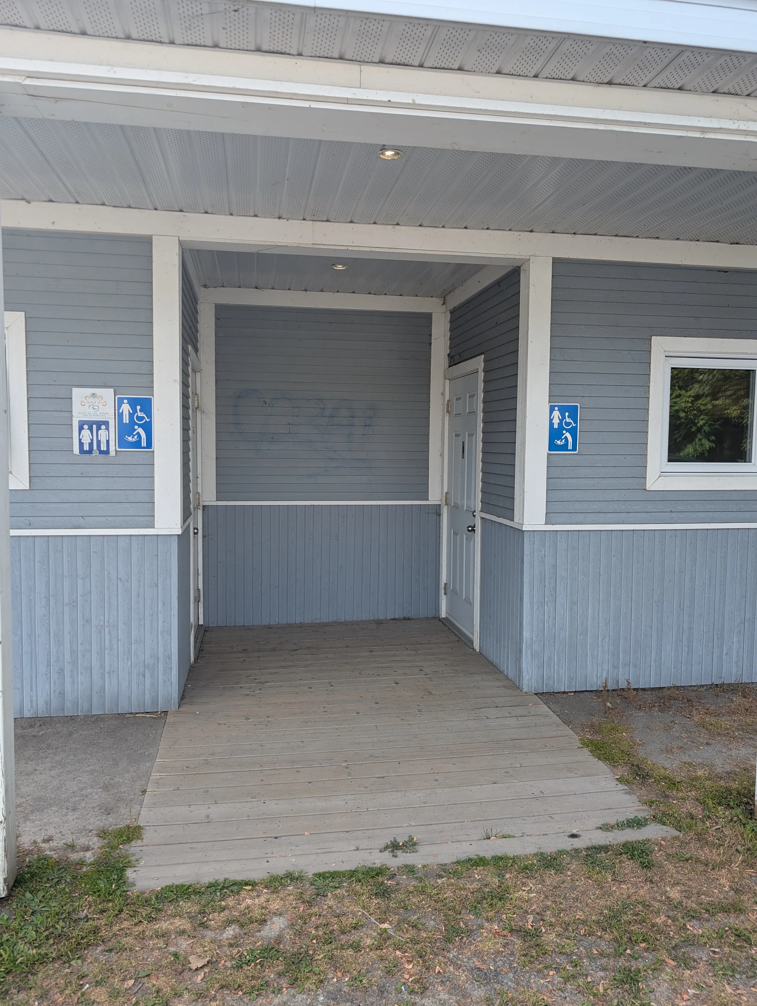 Entrée du bloc sanitaire dans le stationnement