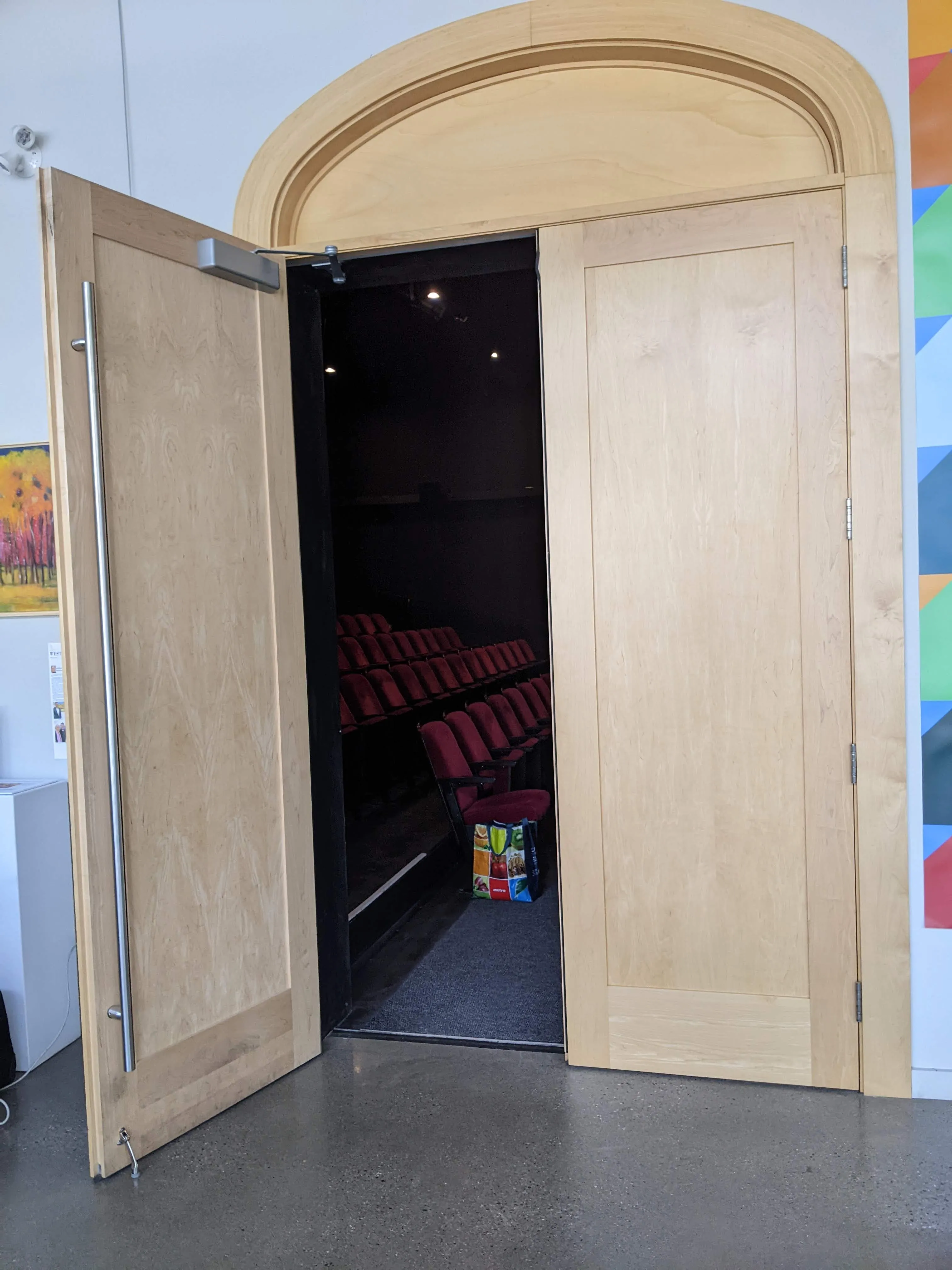 Porte d'entrée de la salle de diffusion