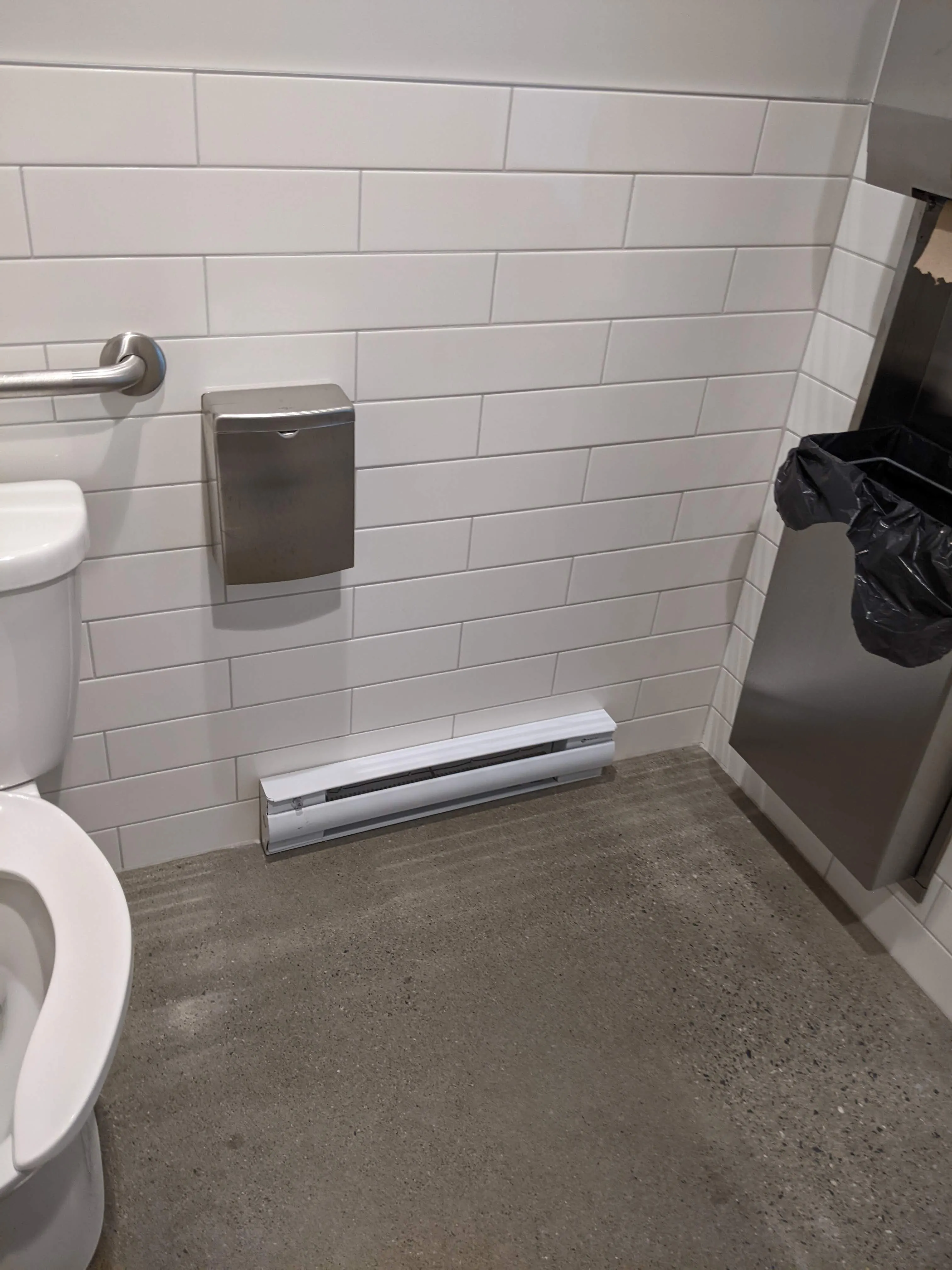 Salle de toilette universelle du théâtre - zone de transfert