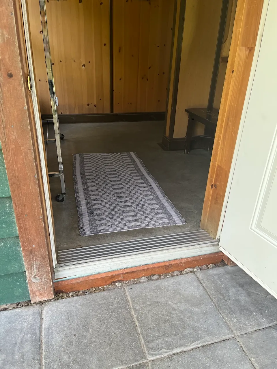 Eco-Cabin - Entrance (15 cm threshold)