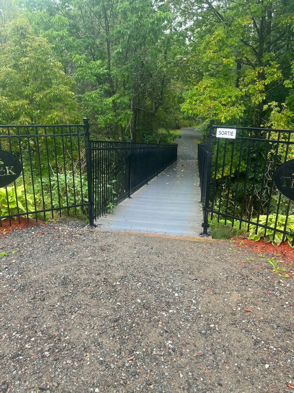 Sentier - sortie par rampe d'accès