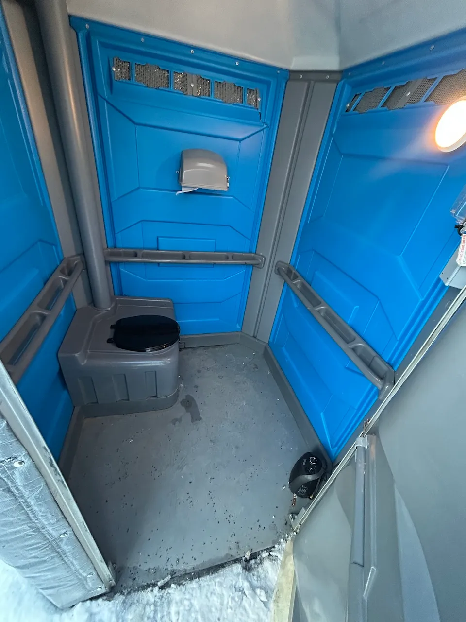 Toilette chimique accessible