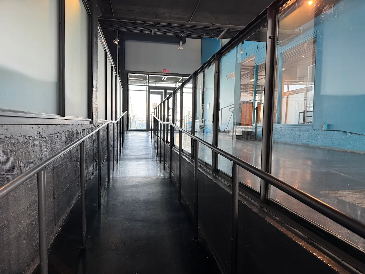 Rampe d'accès intérieure vers l'espace chaleur