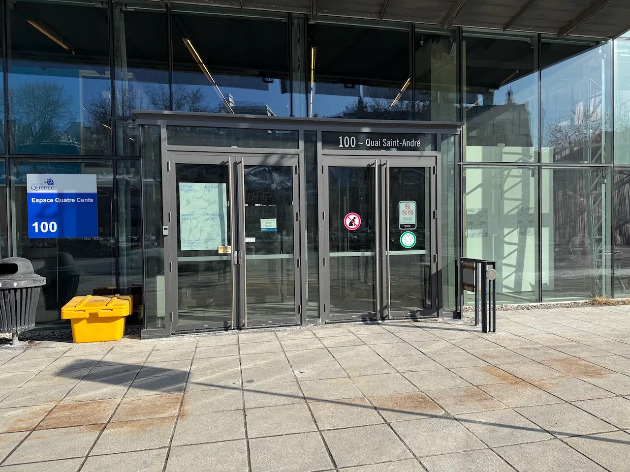 Entrée vers l'espace chaleur - Côté rue