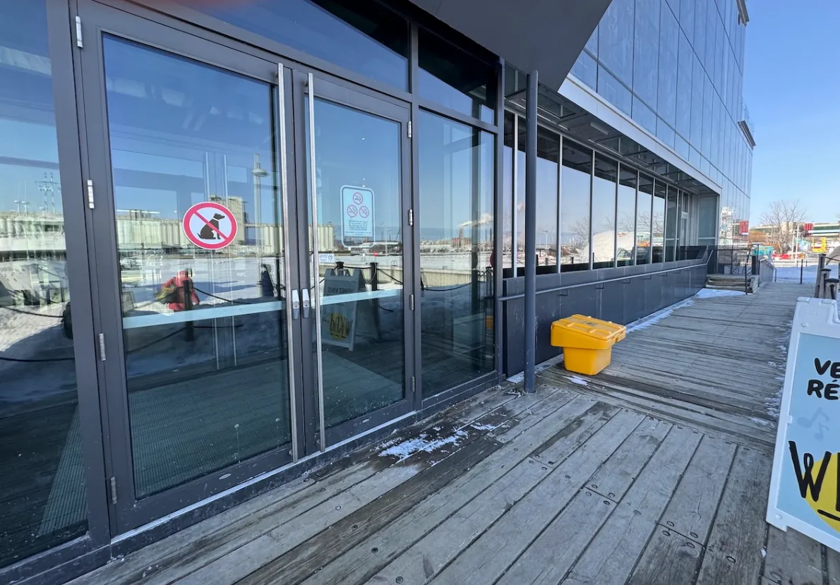 Entrée vers l'espace chaleur - Côté Fleuve