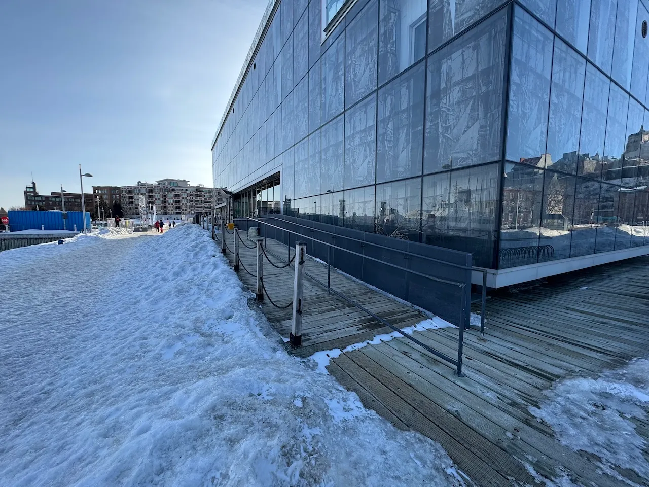 Corridor de circulation enneigé et rampe d'accès vers la porte d'entrée côté Fleuve