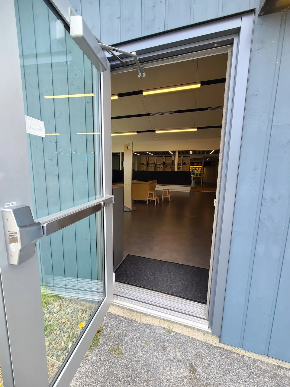 Salle d'exposition - porte d'entrée