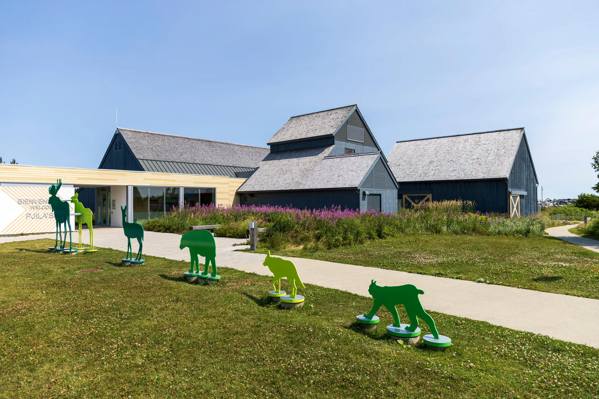 Entrée extérieure du centre d’accueil et de découverte (Source : Parcs Canada)