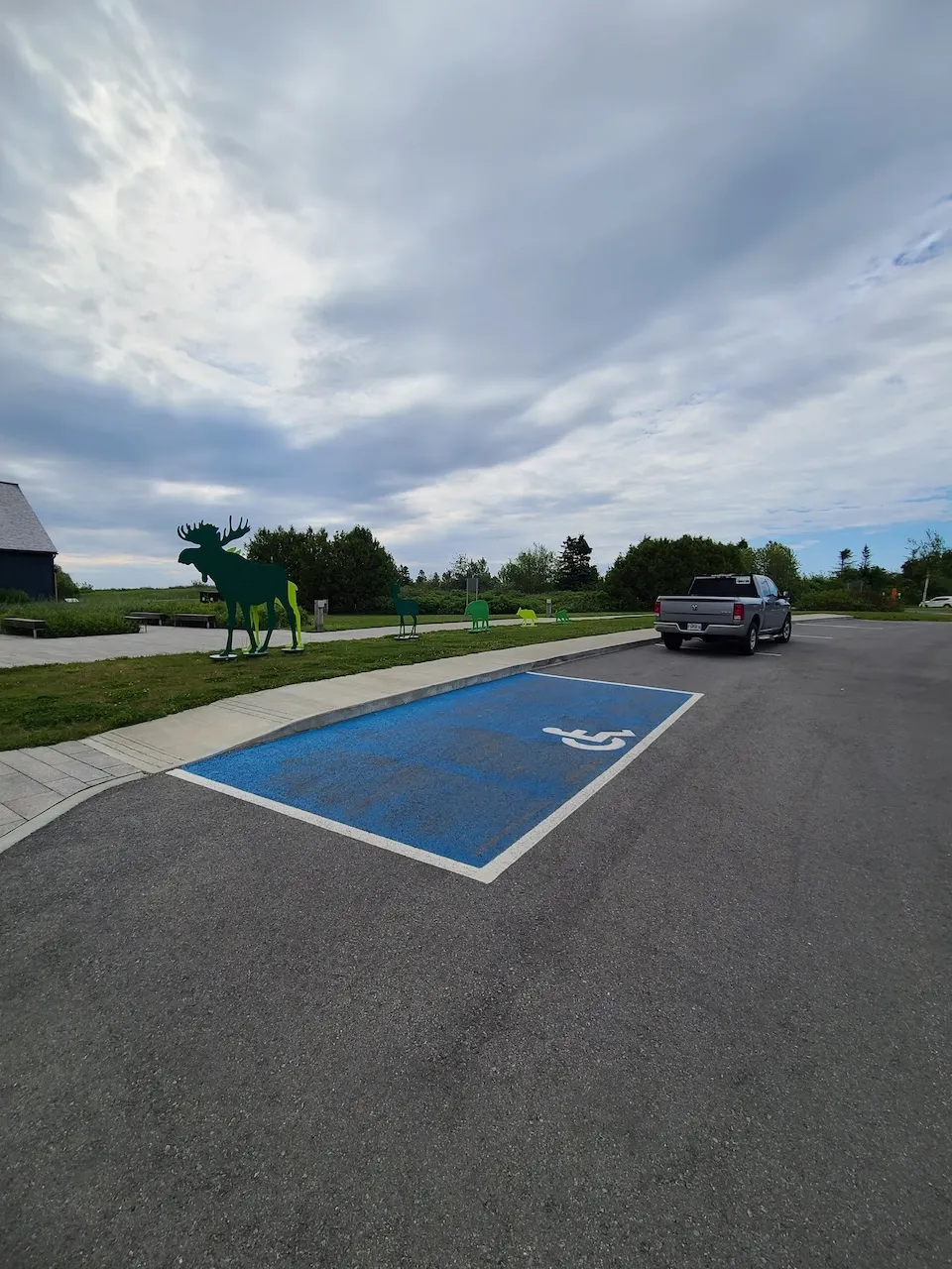 Stationnement parallèle accessible