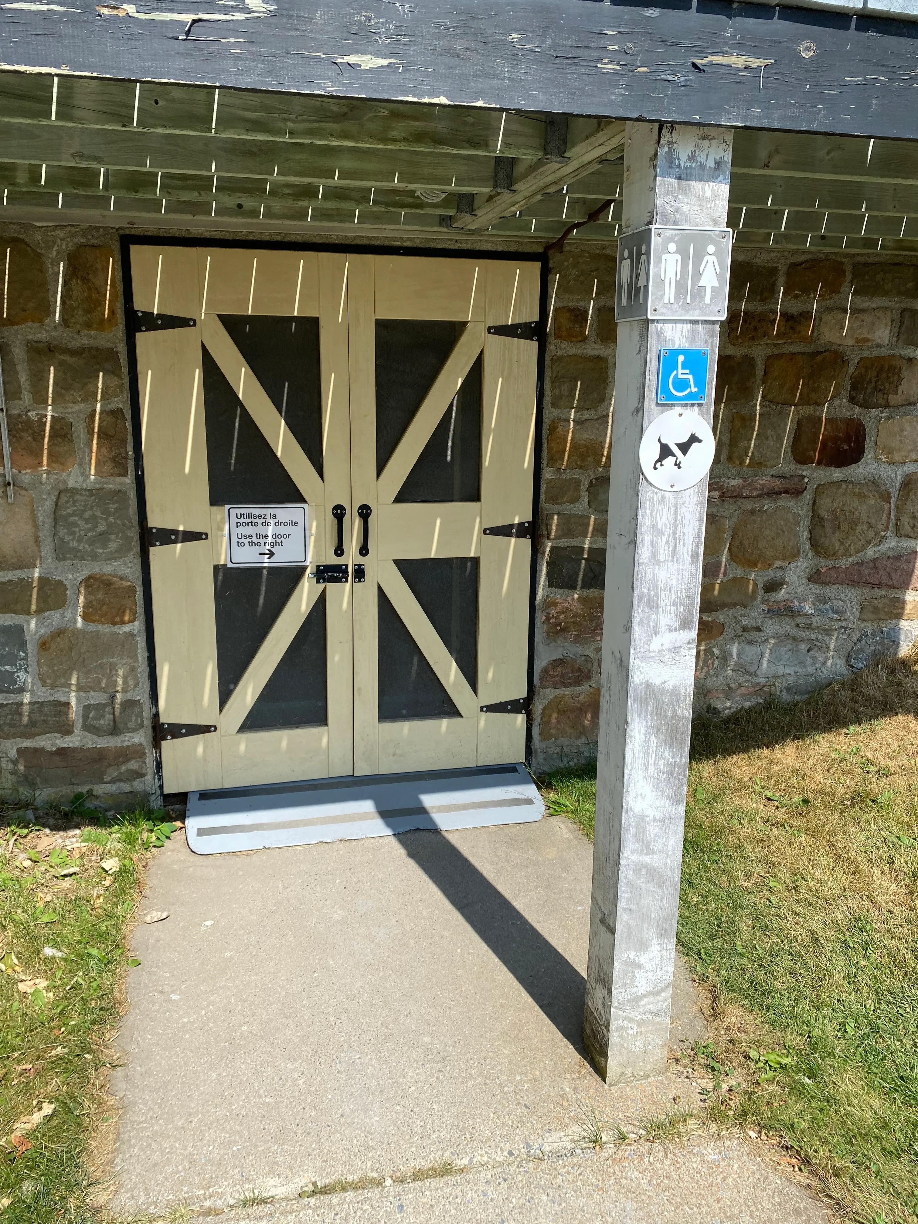 Porte d'entrée menant aux salles de toilettes