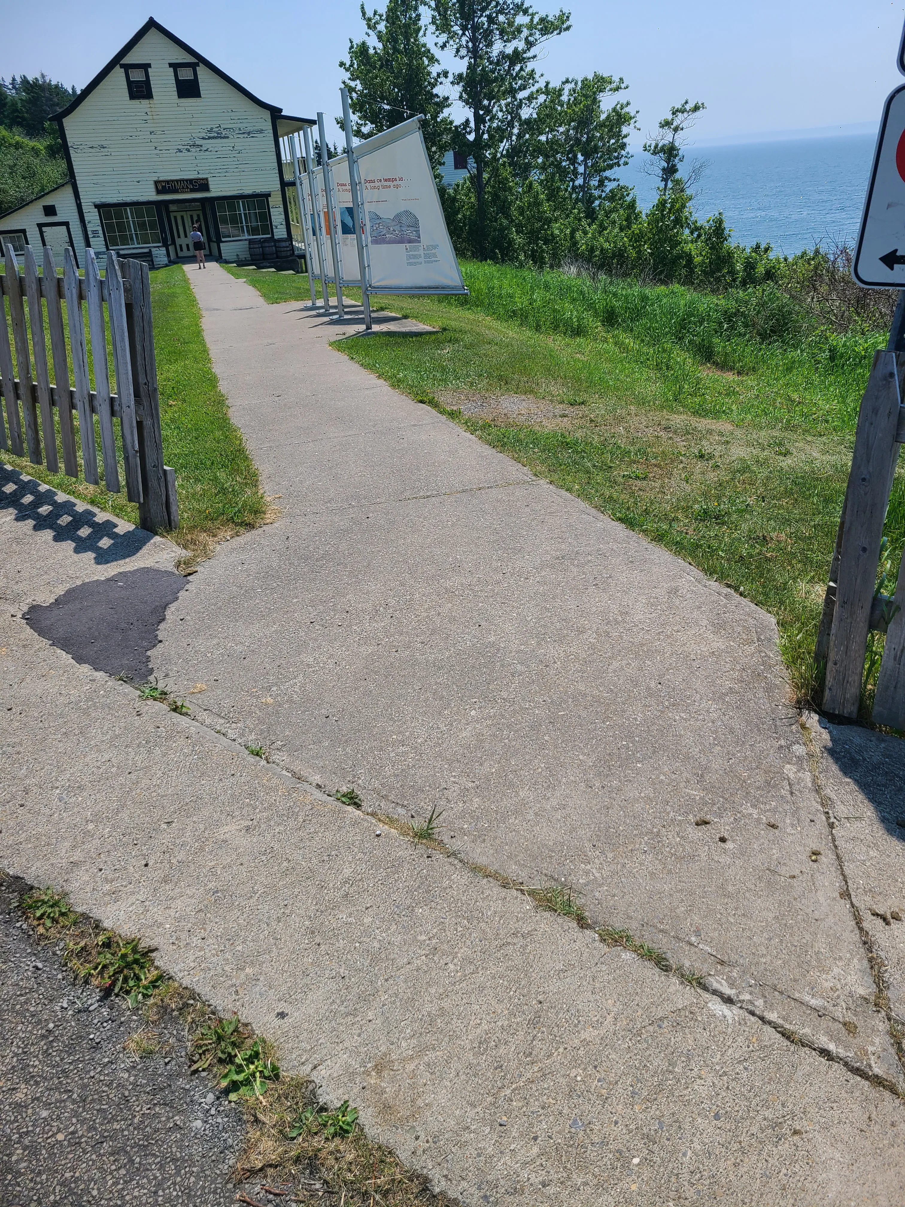 Allée menant aux deux bâtiments