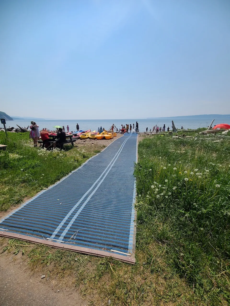 Tapis d’accès universel installé à l’entrée de la plage de Penouille (Source : Parcs Canada)