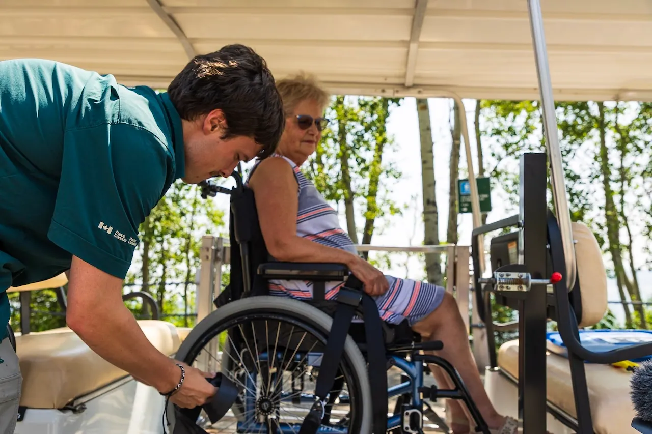 Aide des employés de Parcs Canada pour l’usage des équipements (Source : Parcs Canada)