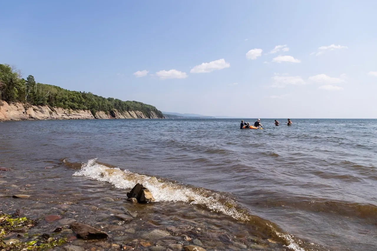 Accès à la plage et baignade accessible (Source : Parcs Canada)