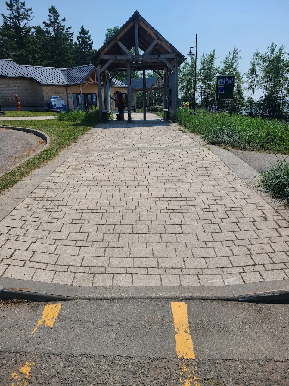 Allée menant à l'entrée principale