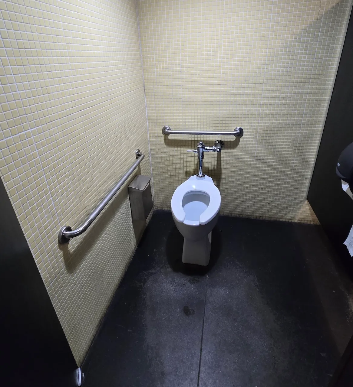 Women's accessible restroom at the Chalet des Champs