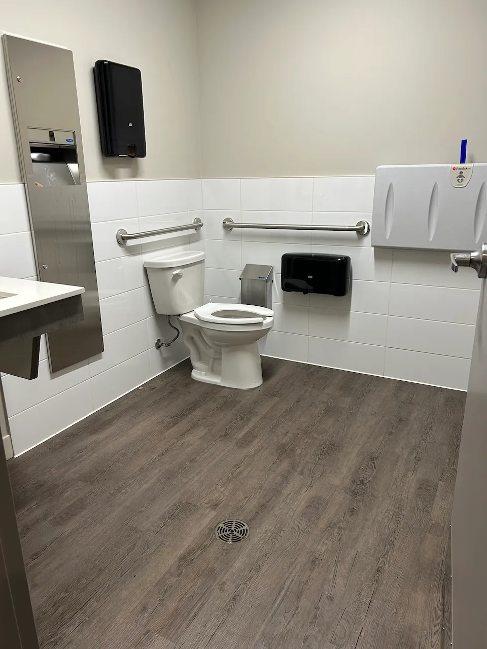Universal-access bathroom - Ground floor