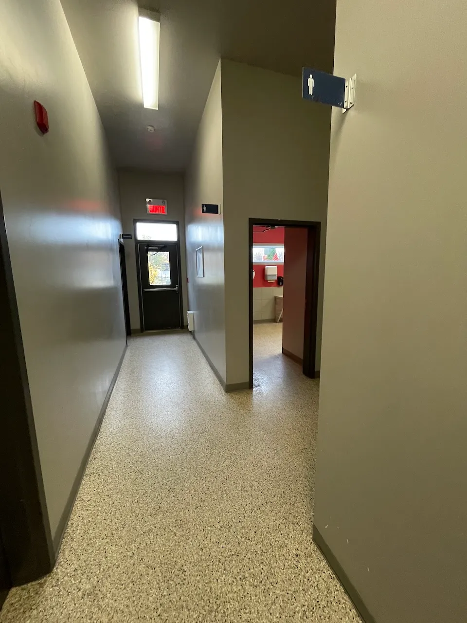 Bloc sanitaire - Allée menant aux salles de toilette