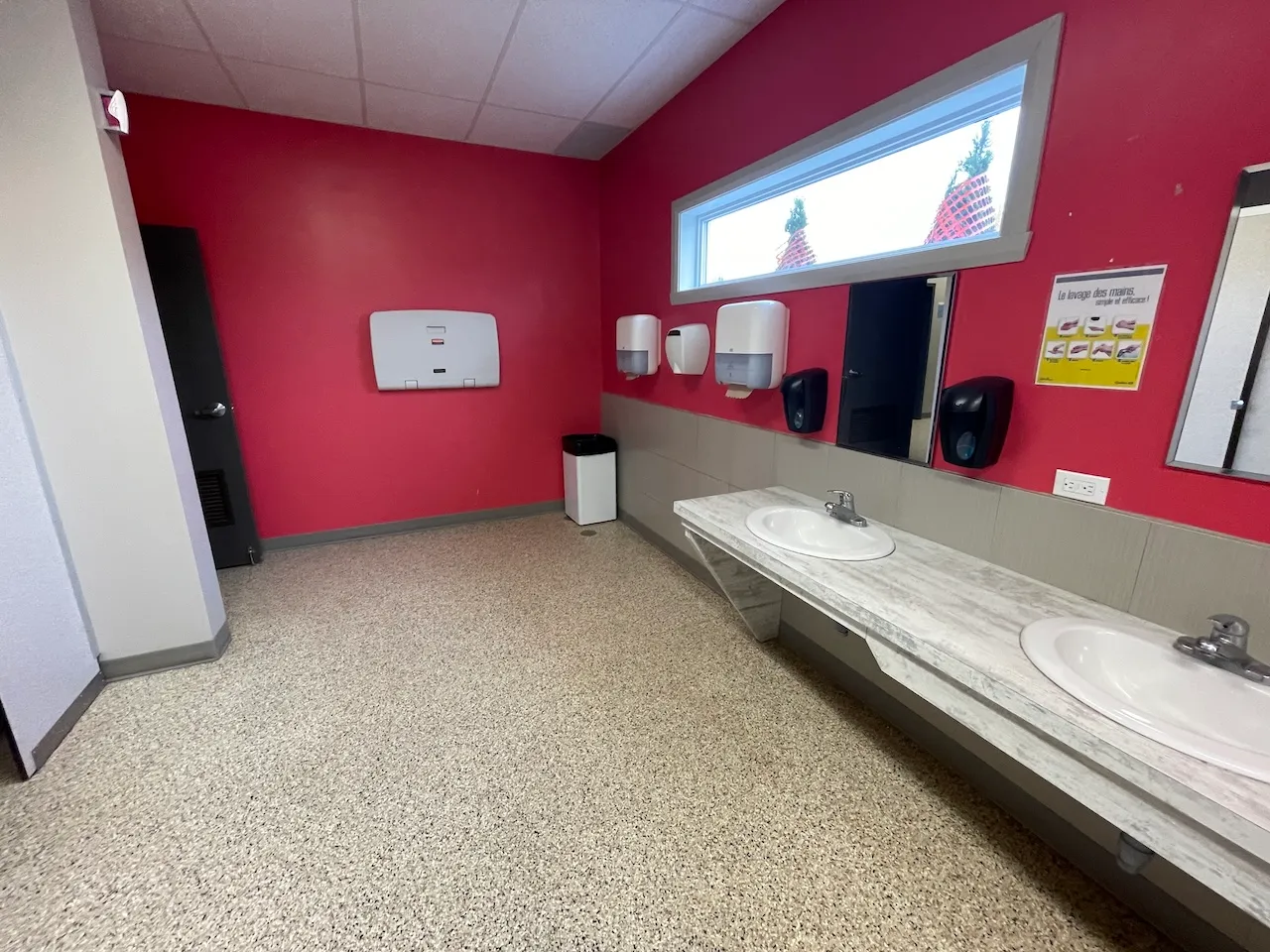Bloc sanitaire - Lavabo et table à langer