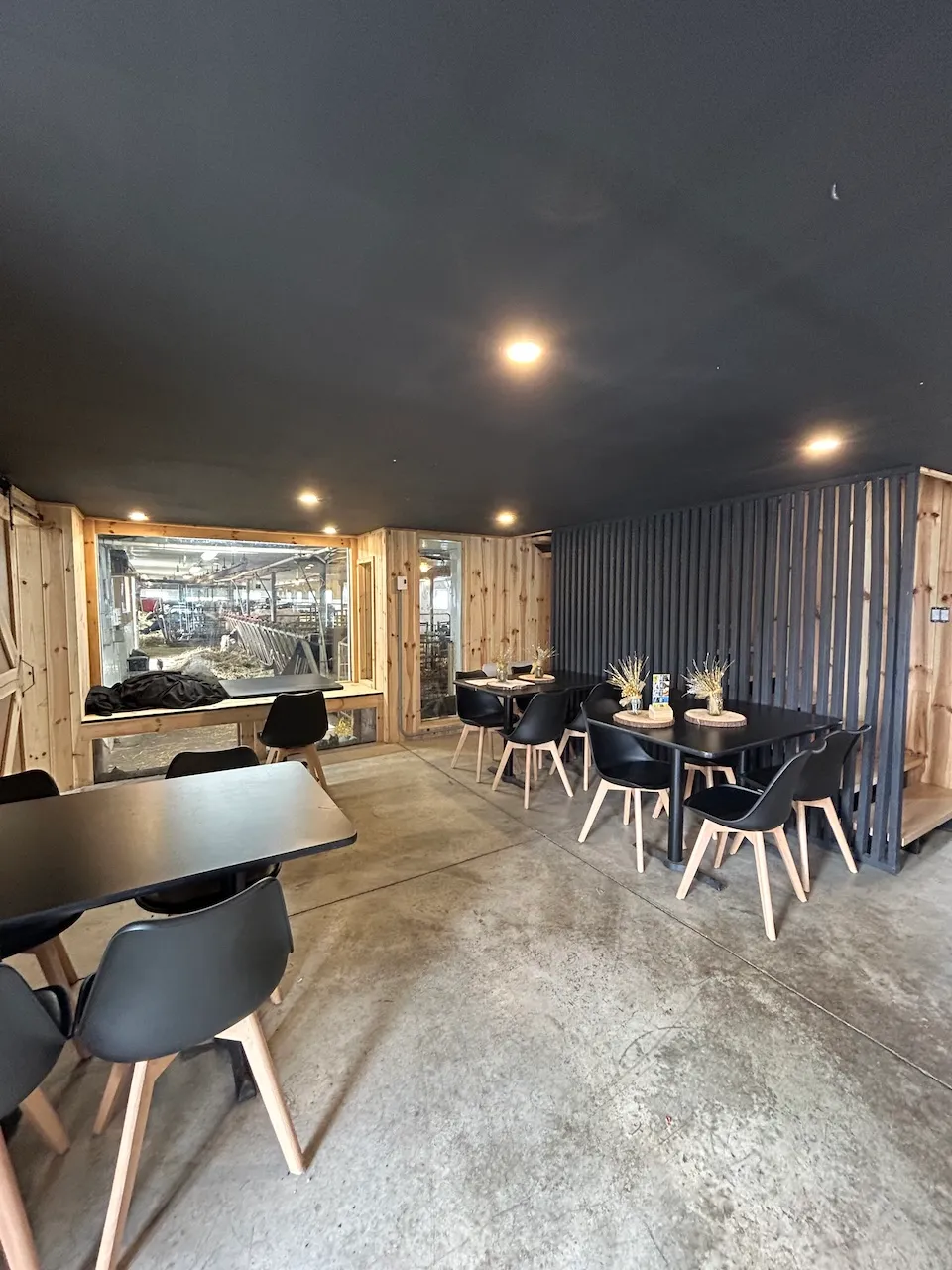 Vue sur l'étable et tables