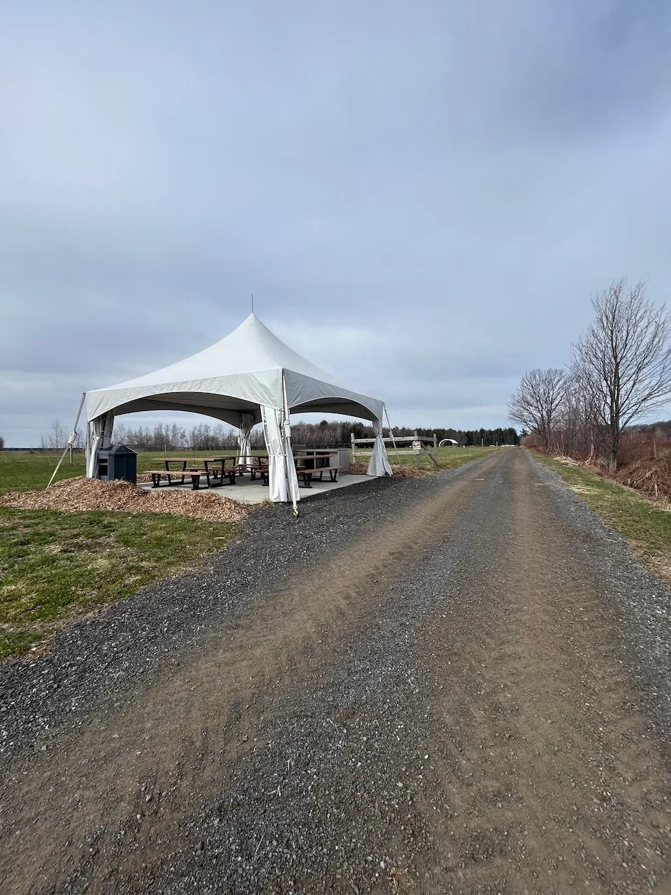 Sentier accessible et aire de repos avec tables de pique-nique accessibles