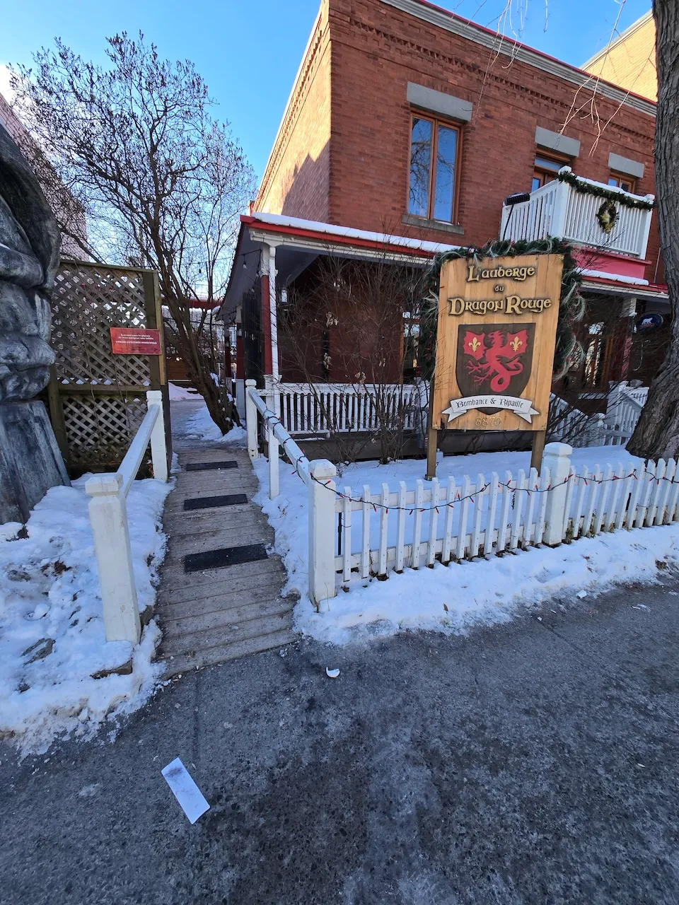 Extérieur de l'Auberge du Dragon Rouge