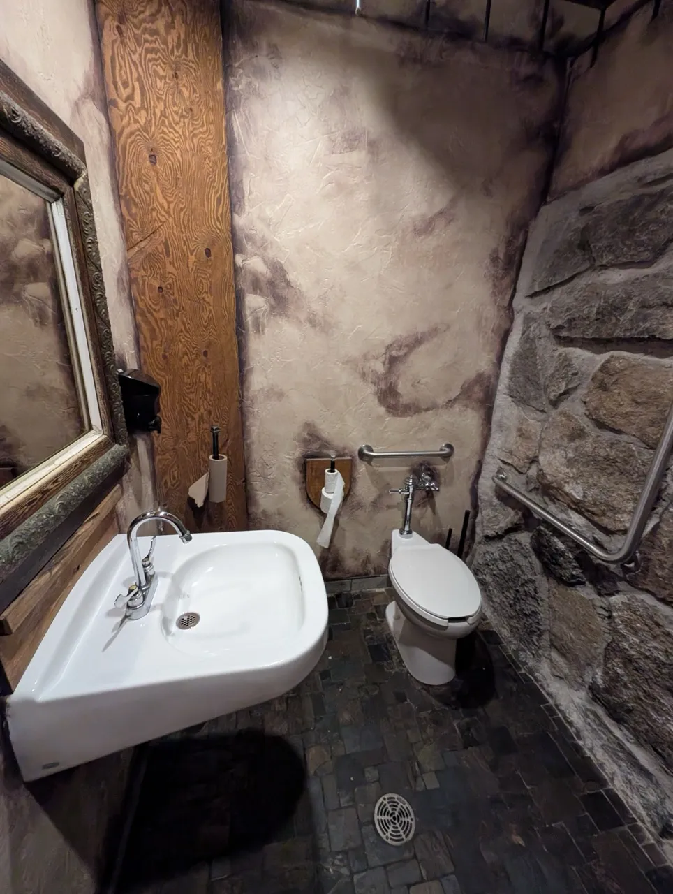 Salle de toilette dans le restaurant