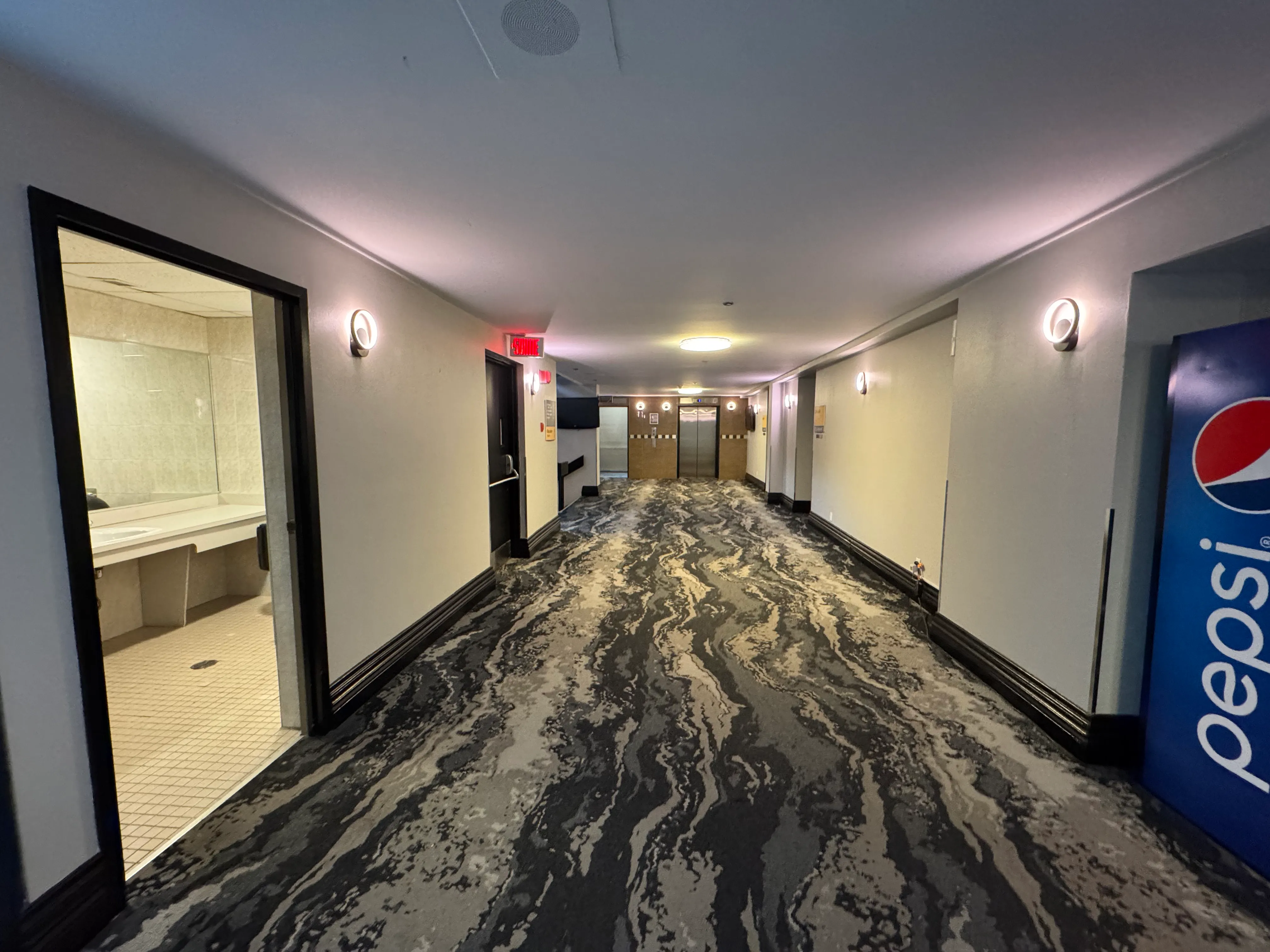 Corridor vers toilette et ascenseur