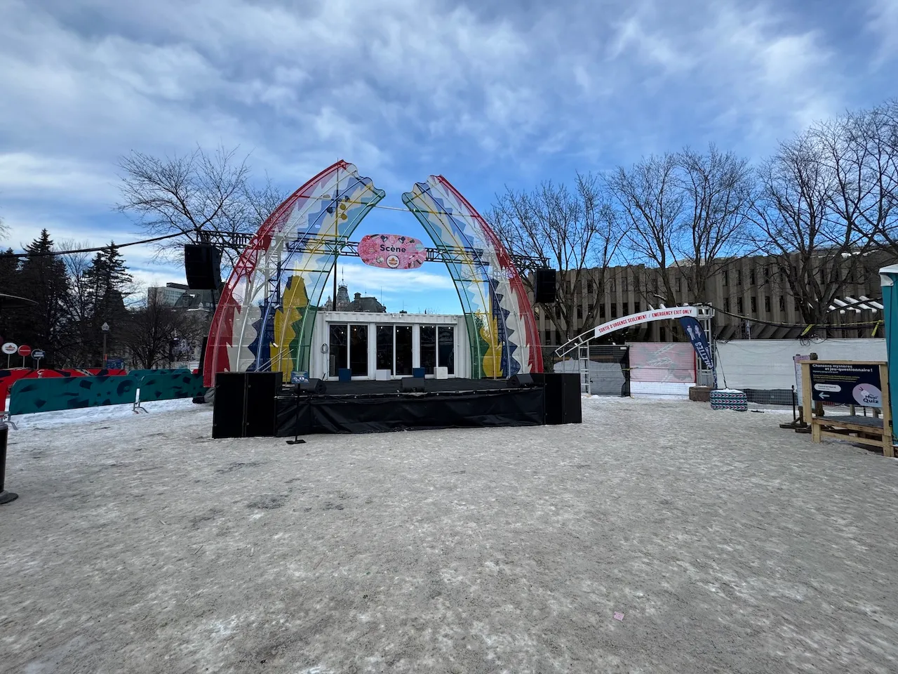 Scène extérieure - La Place