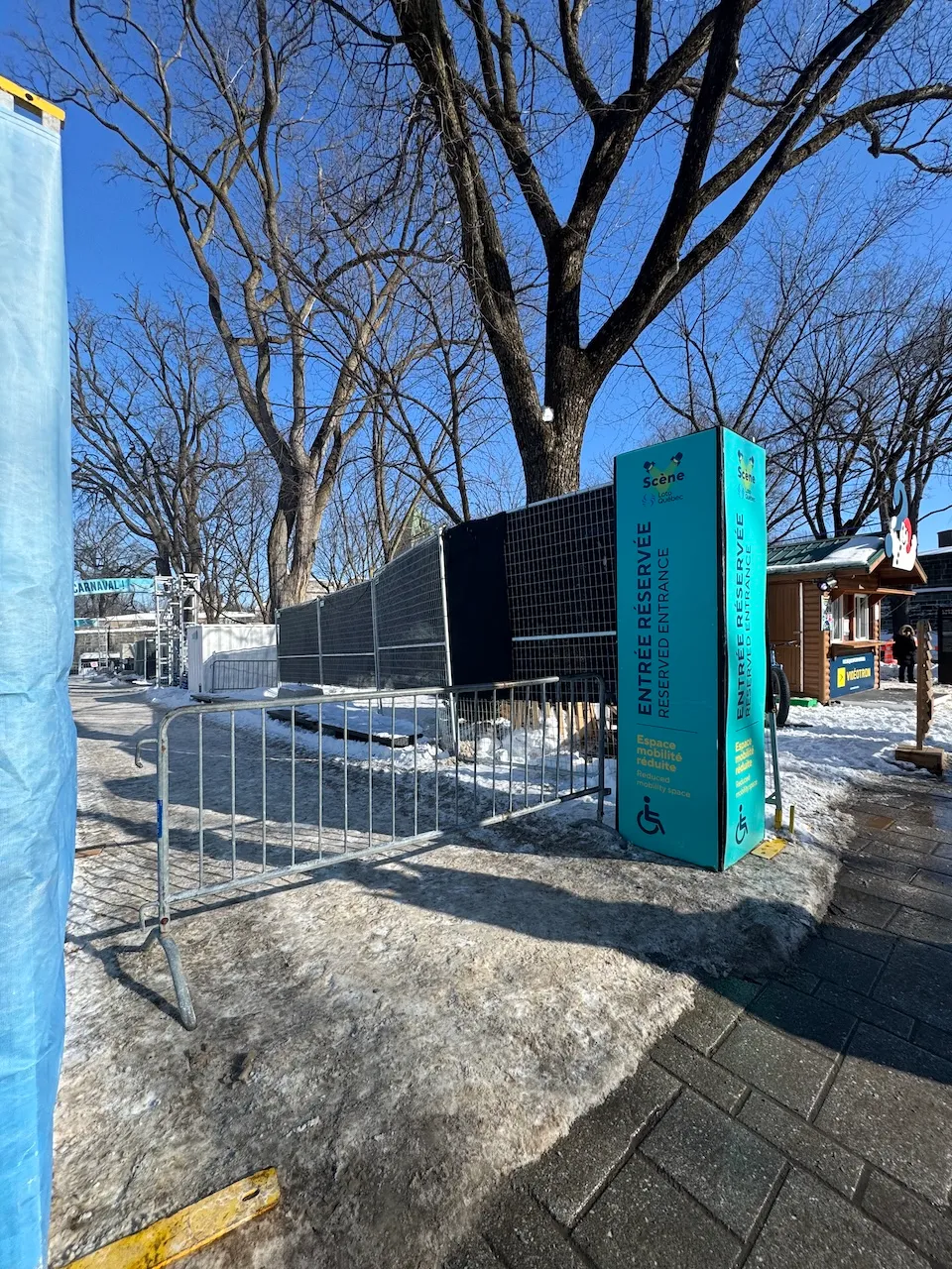 Entrée - Scène extérieure