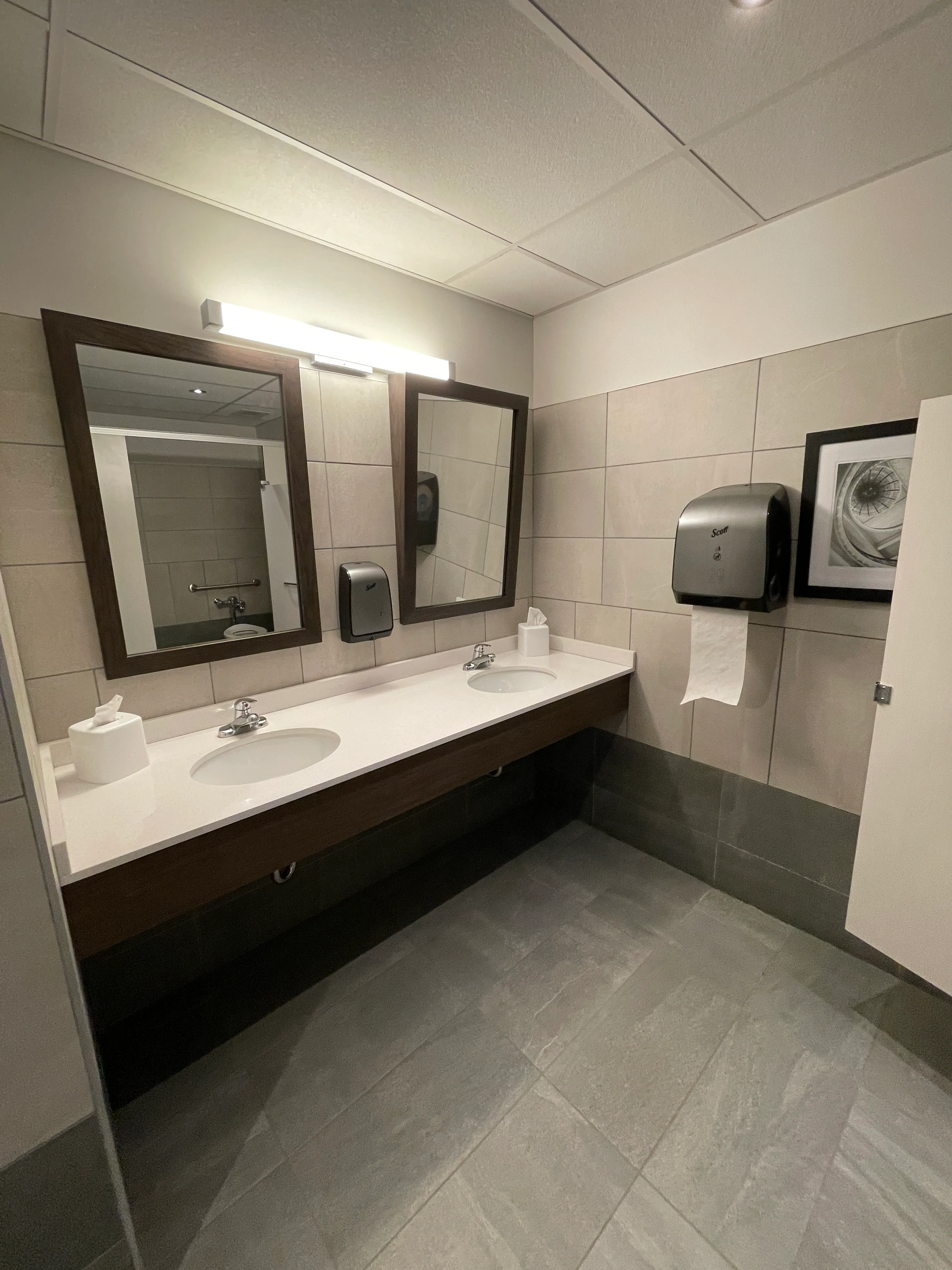 Lavabo des salles de toilettes à cabinets multiples