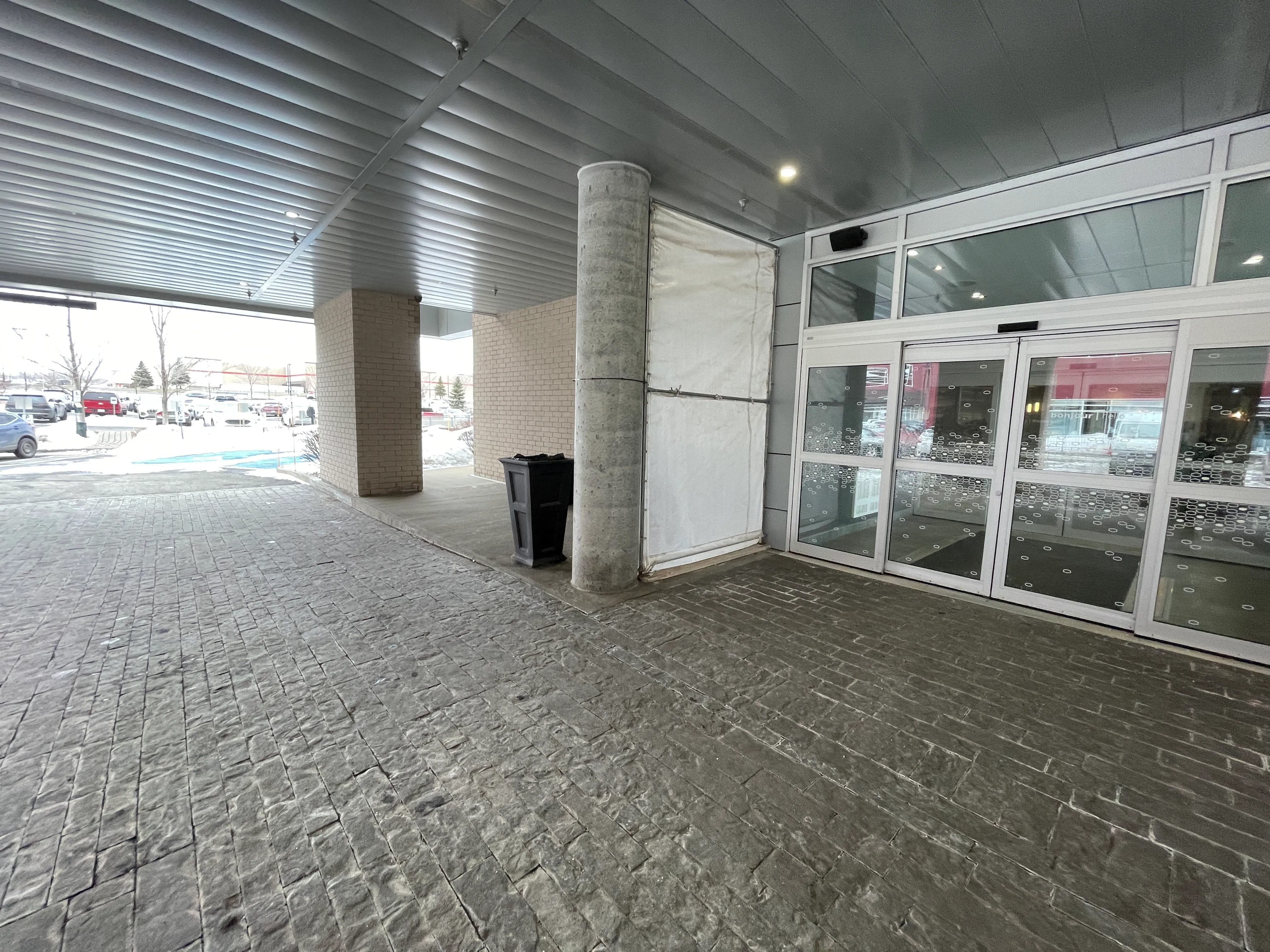 Allée menant à l'entrée principale