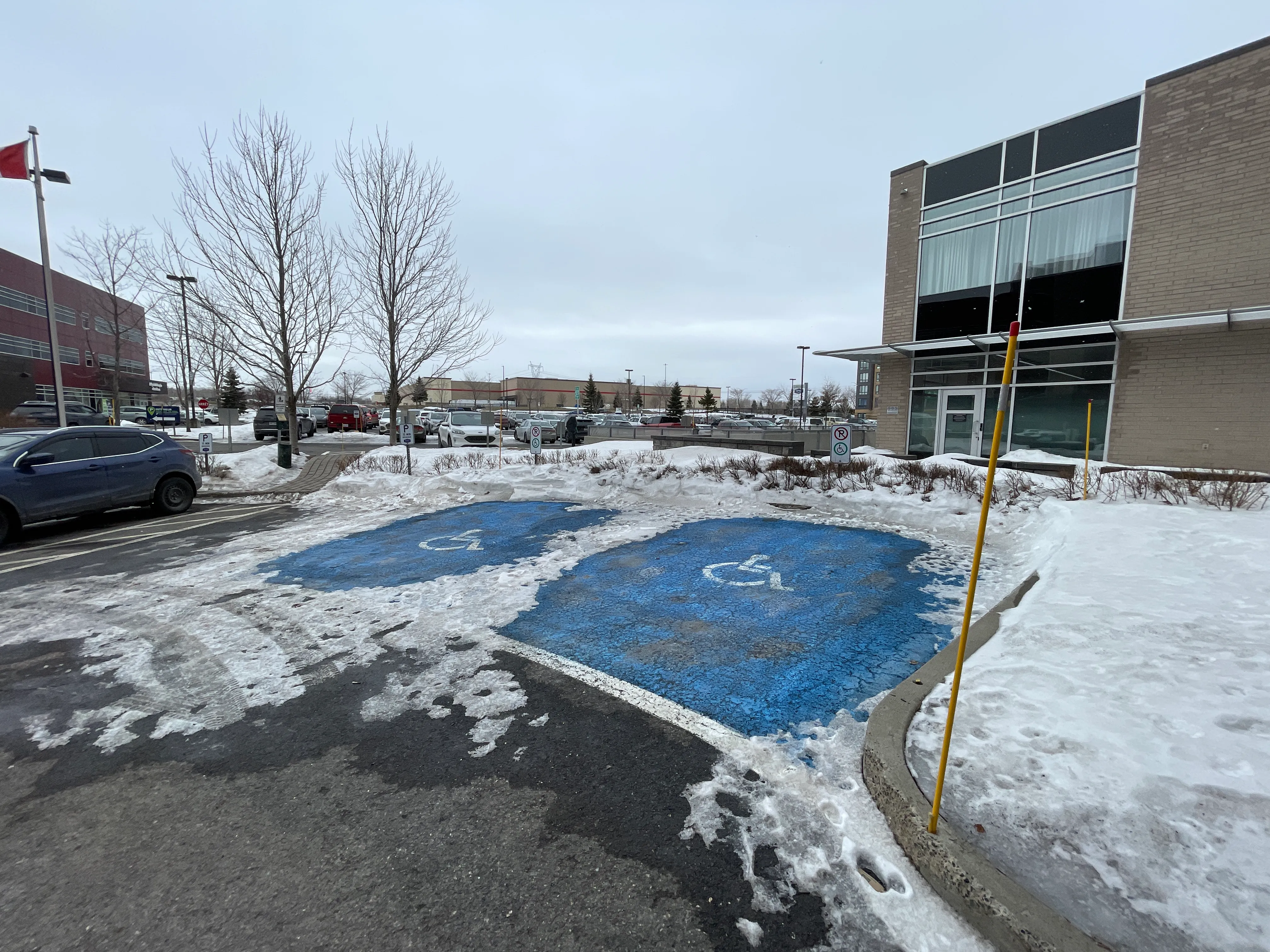 Espaces de stationnement réservés (2)