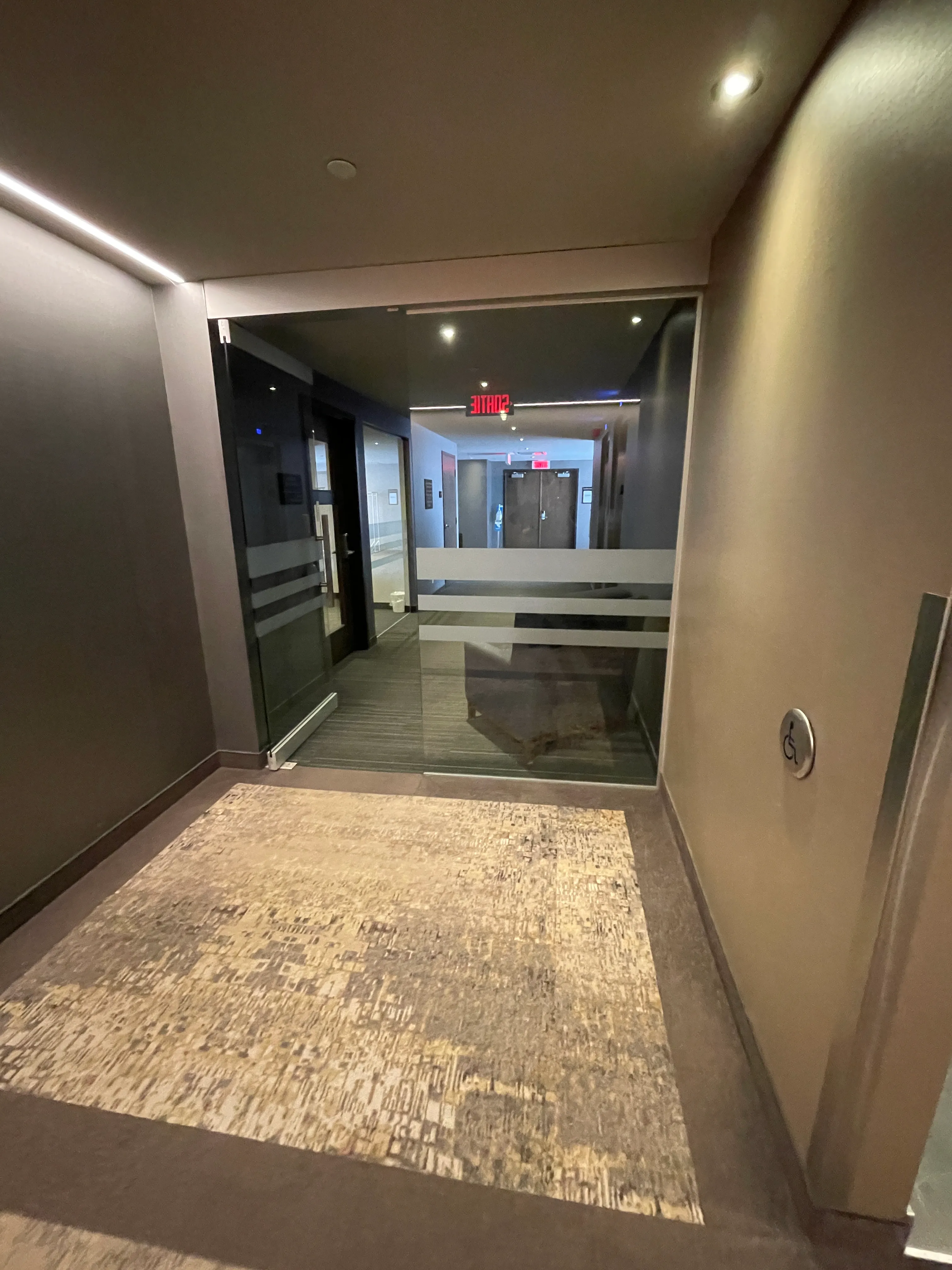 Porte intérieure avec ouverture automatique