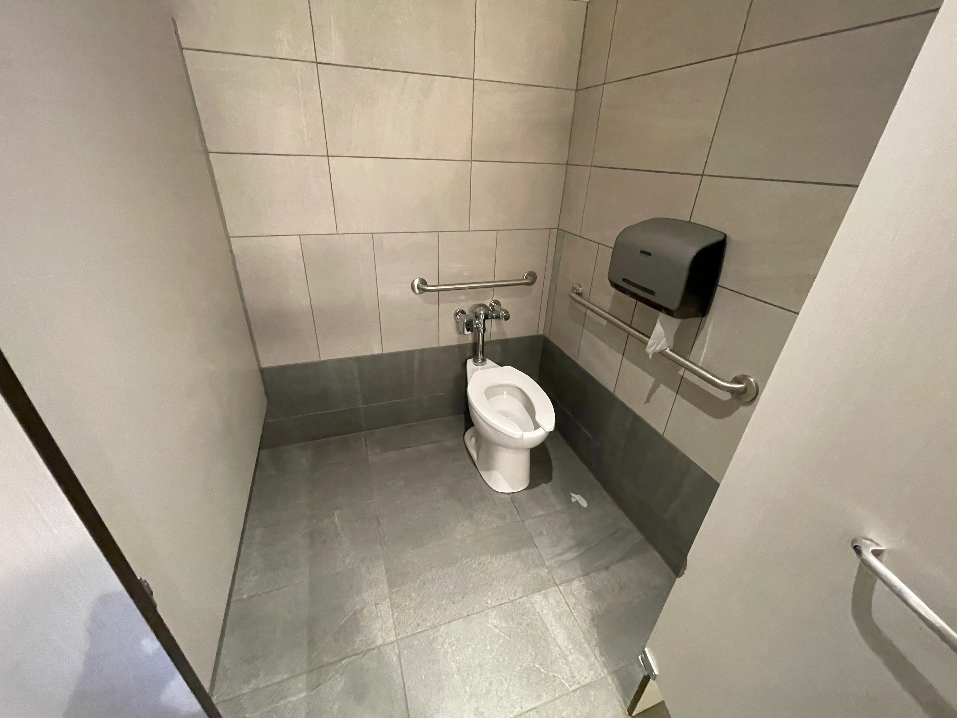 Cabinet de la salle de toilettes des hommes