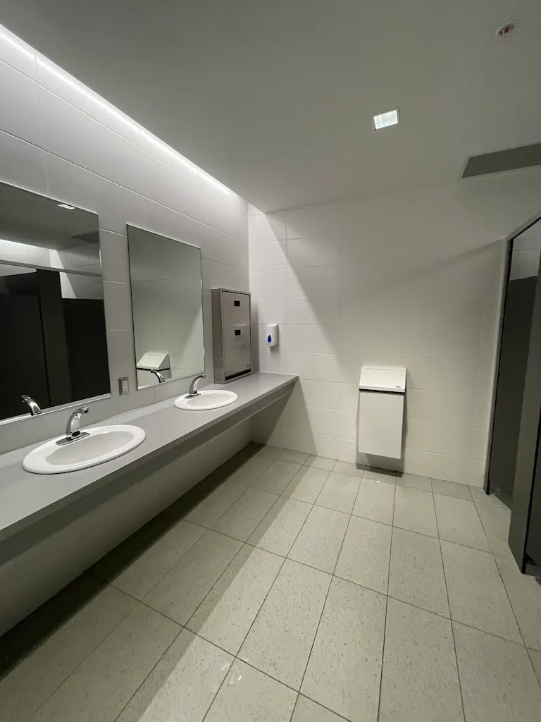 Salle de toilettes étages 1-2-3 - Lavabo et table à langer