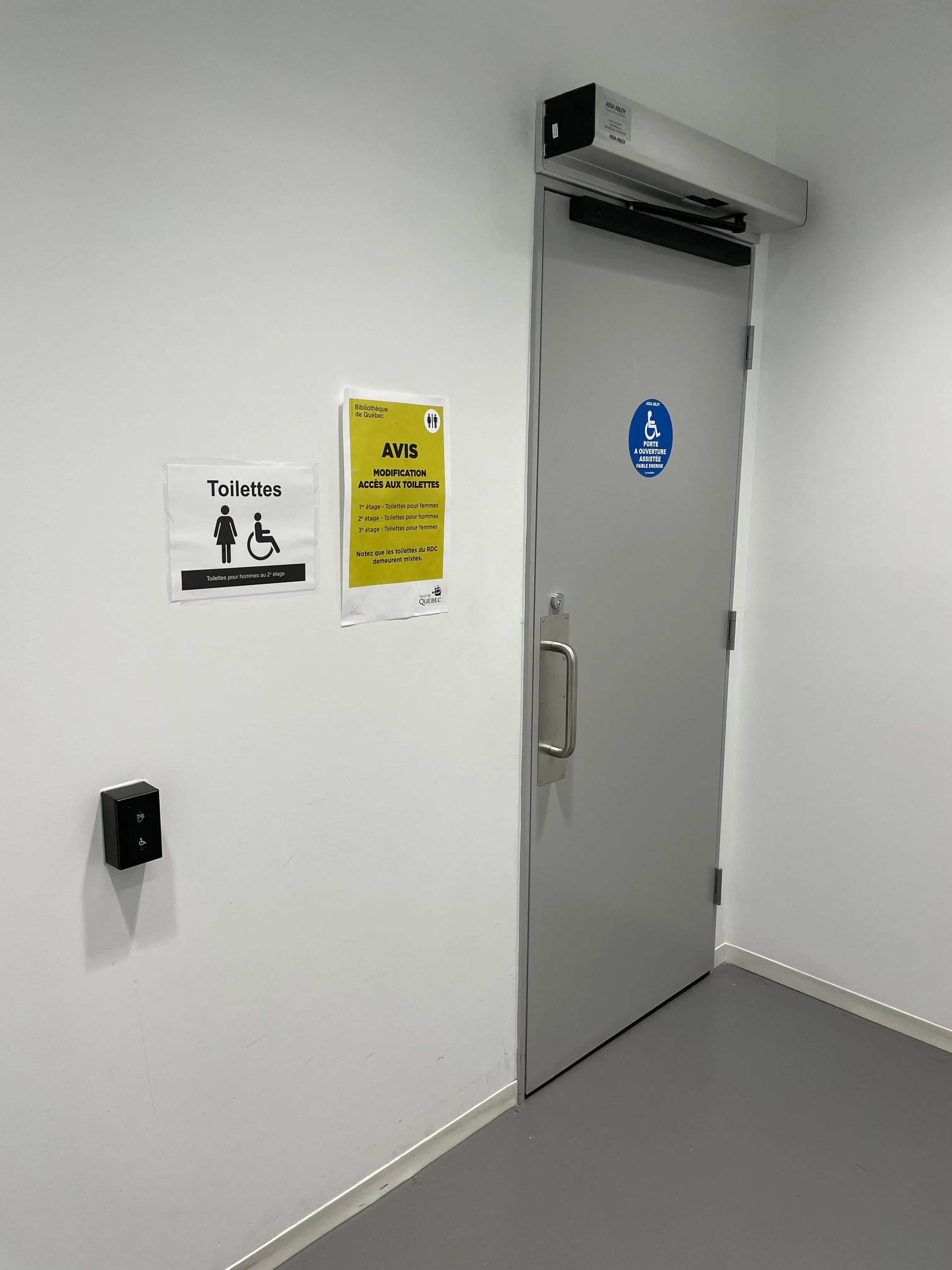 Entrée des salles de toilettes - Étages 1-2-3