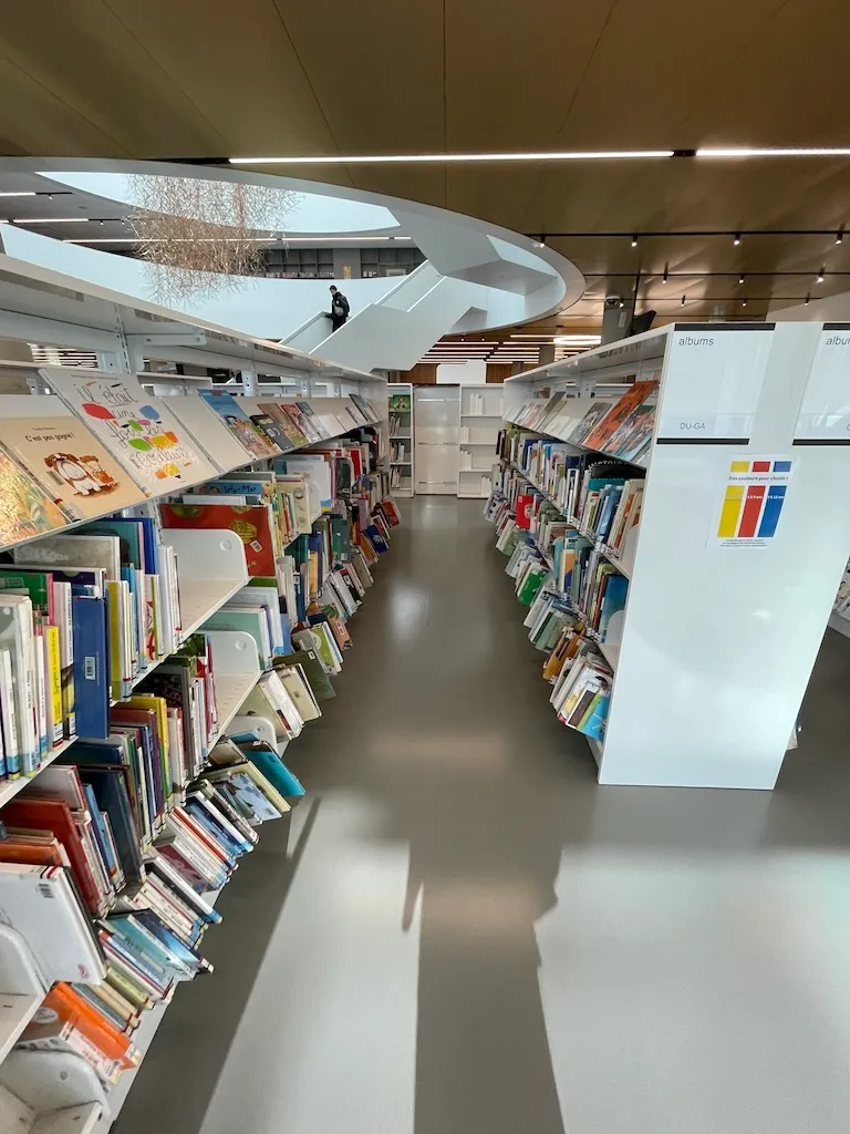 Rangées de livres étroites