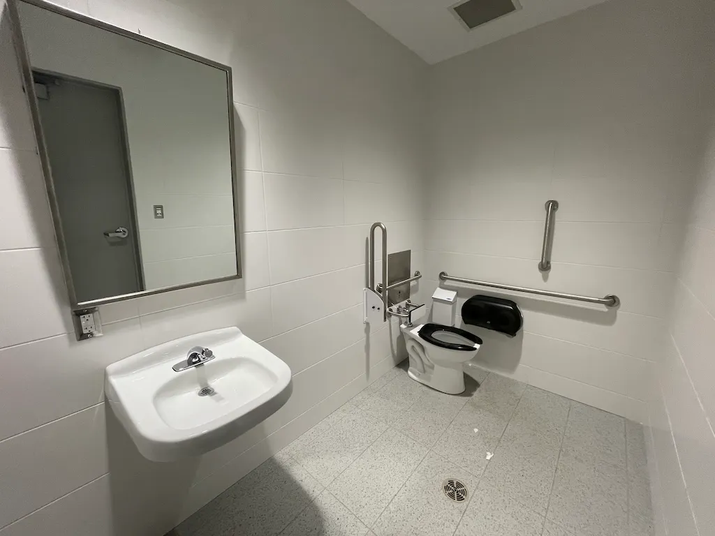 Salle de toilette près de la salle de diffusion