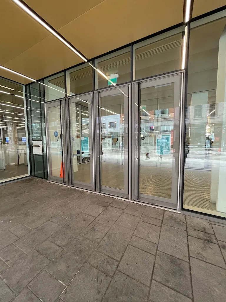 Portes automatiques (temporairement hors d'usage)