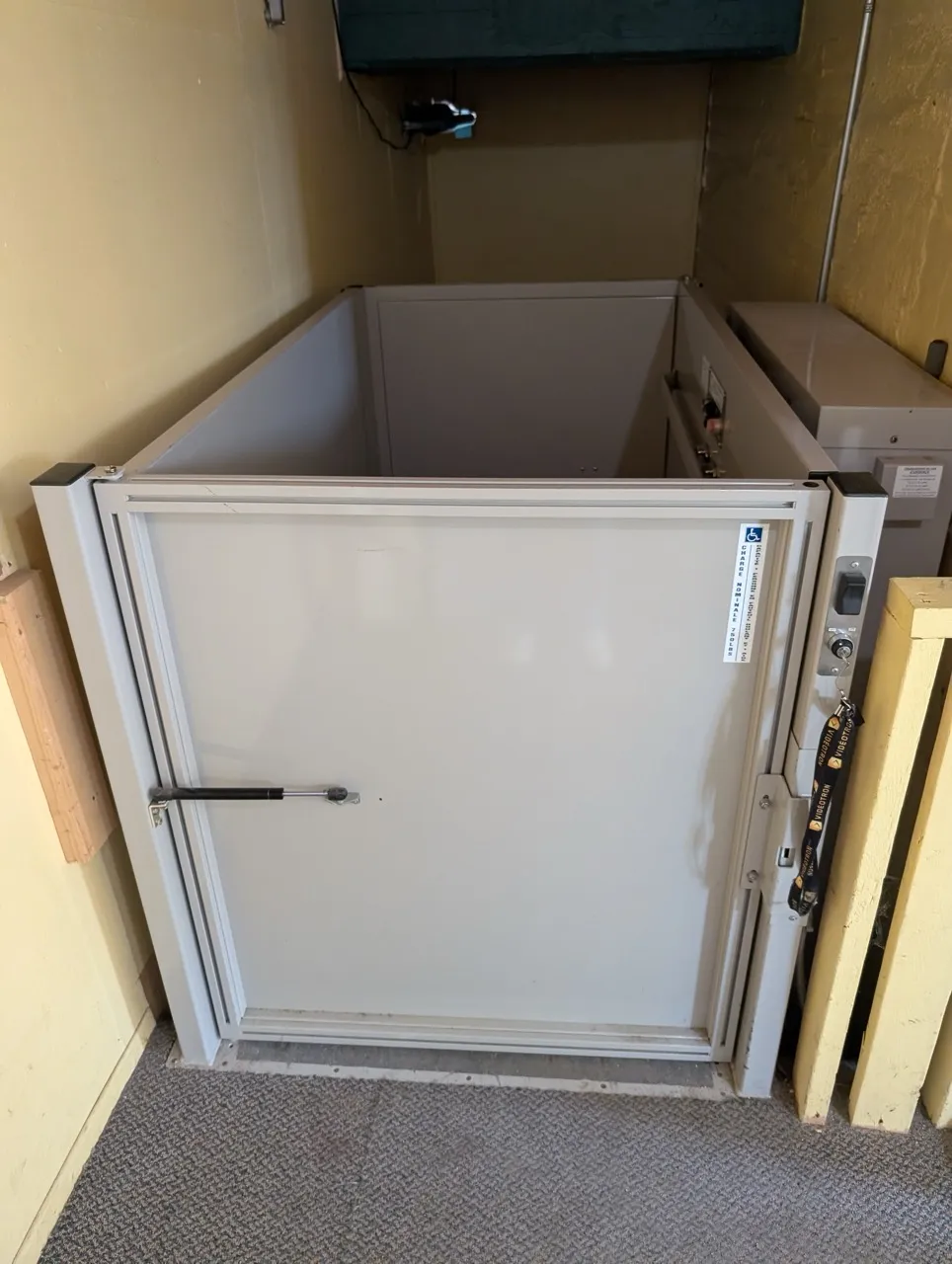 Plateforme élévatrice pour accéder au sous-sol de l'église