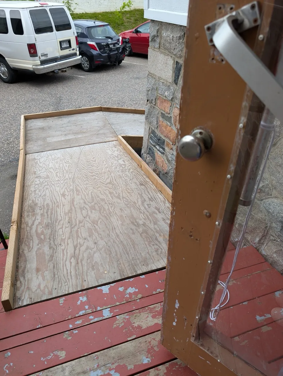 Rampe d'accès en pente raide sans mains courantes