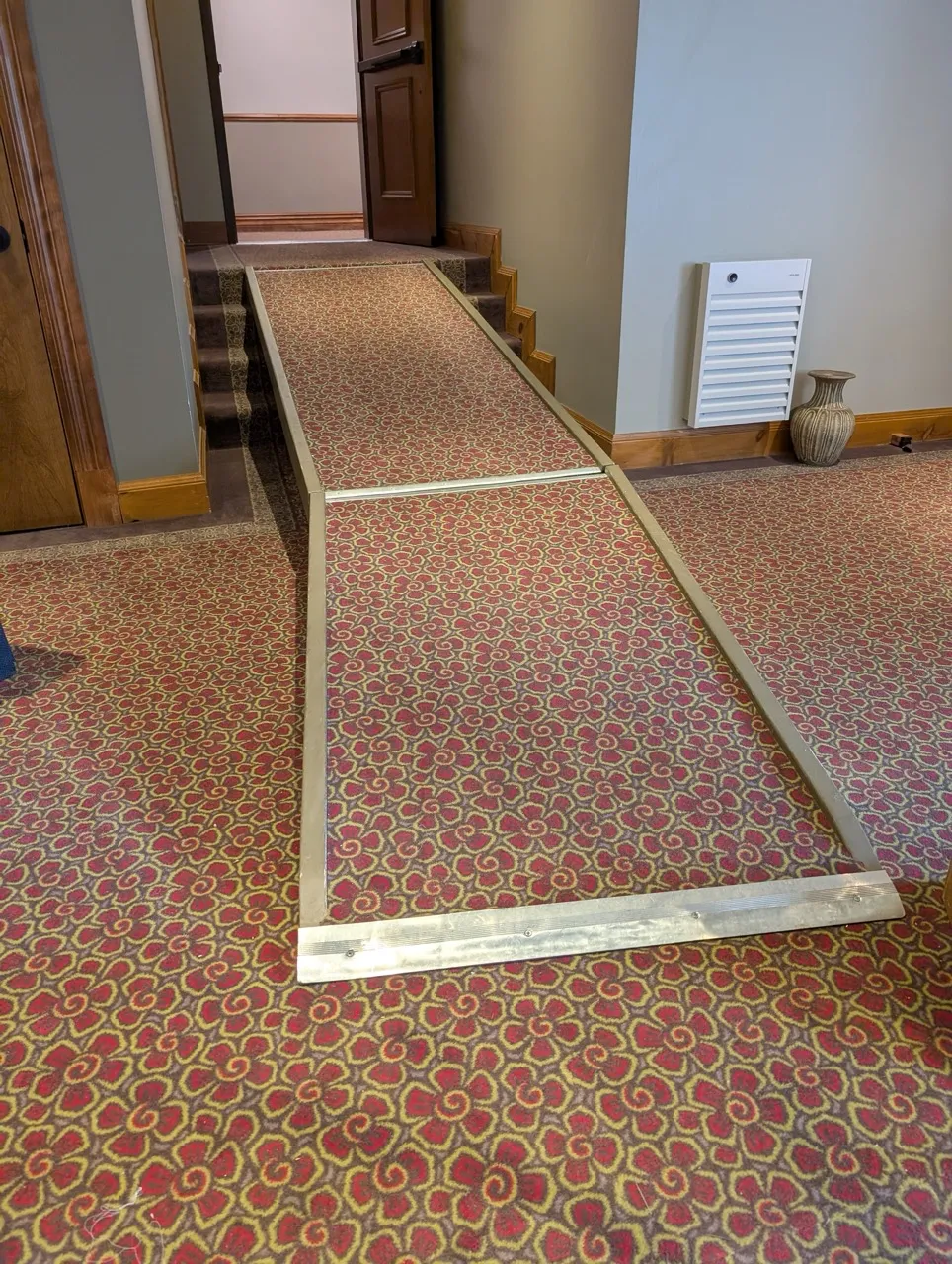 Rampe intérieure menant à la scène de l'hôtel Tadoussac