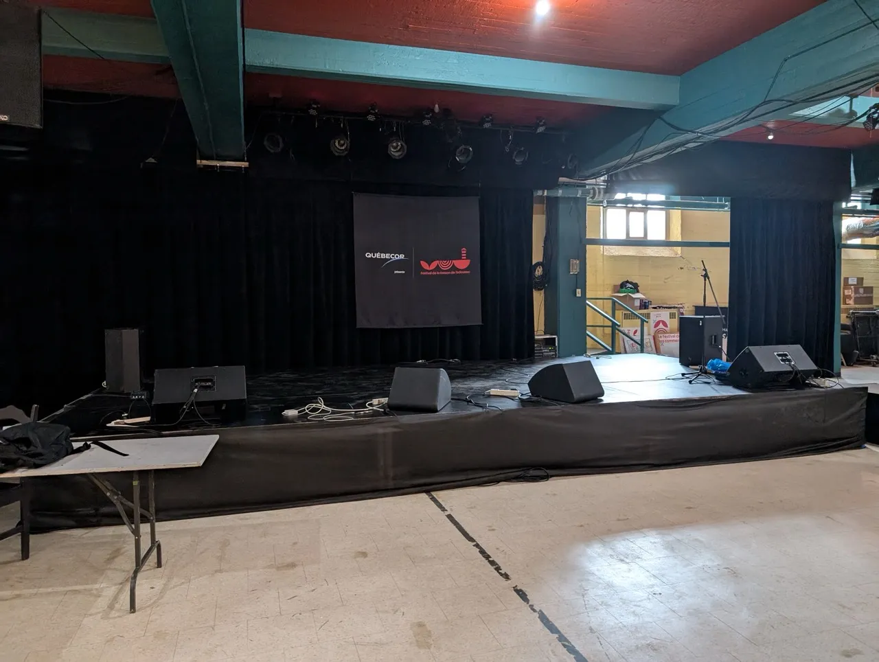 Scène au sous-sol de l'église