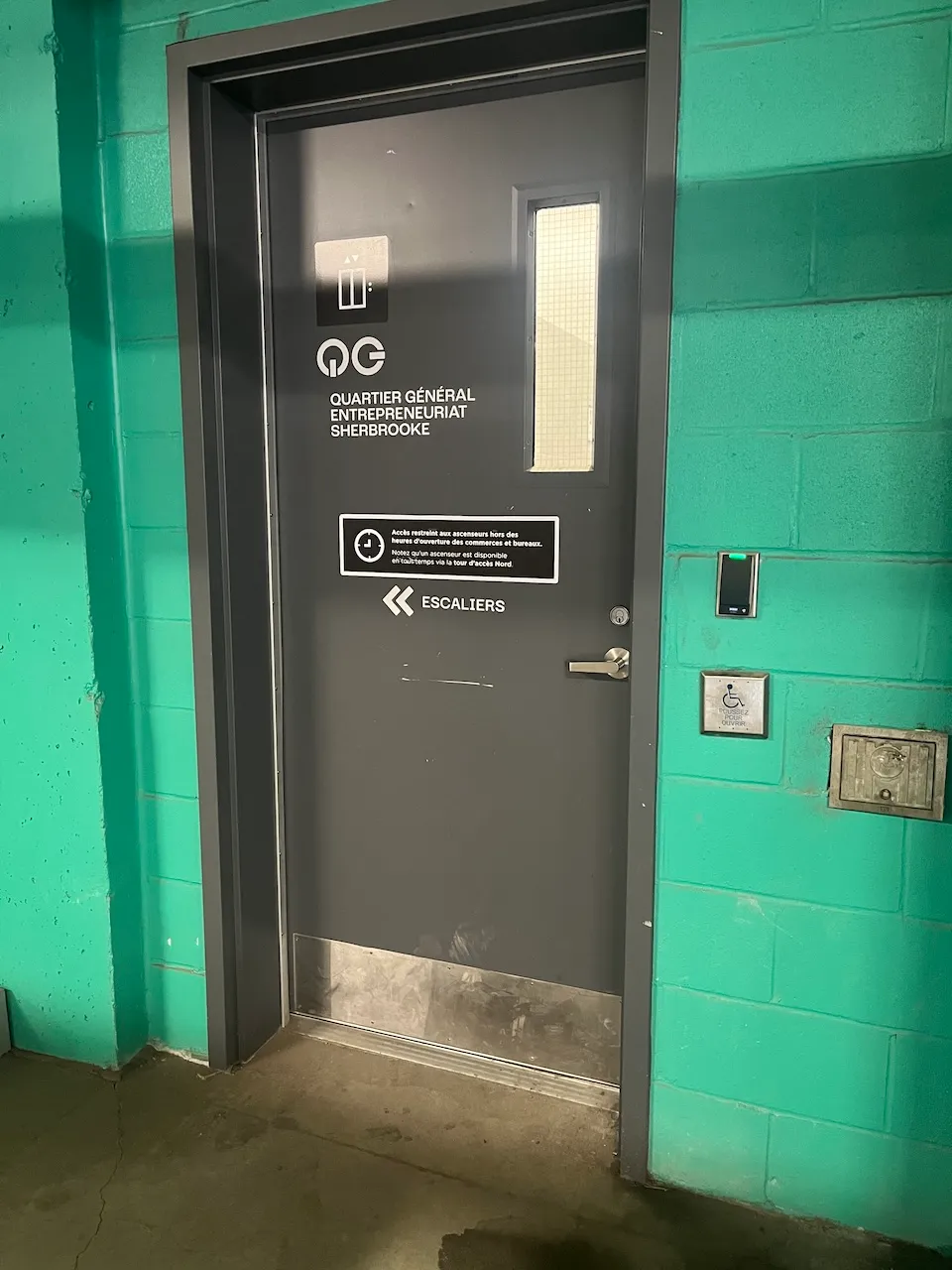 Accès du stationnement réservé à l'ascenseur