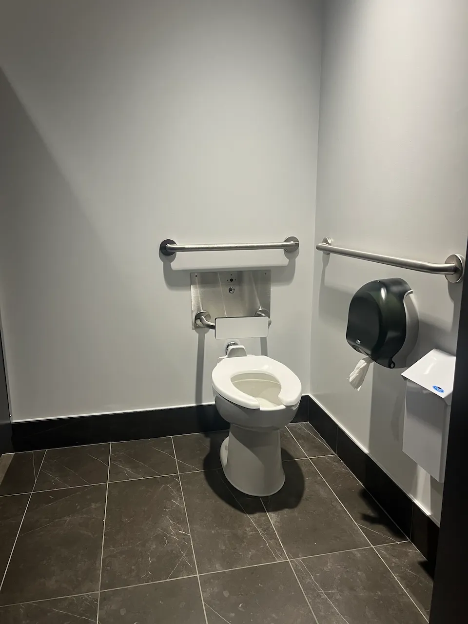 Cabine de toilette accessible - salle de toilette femmes